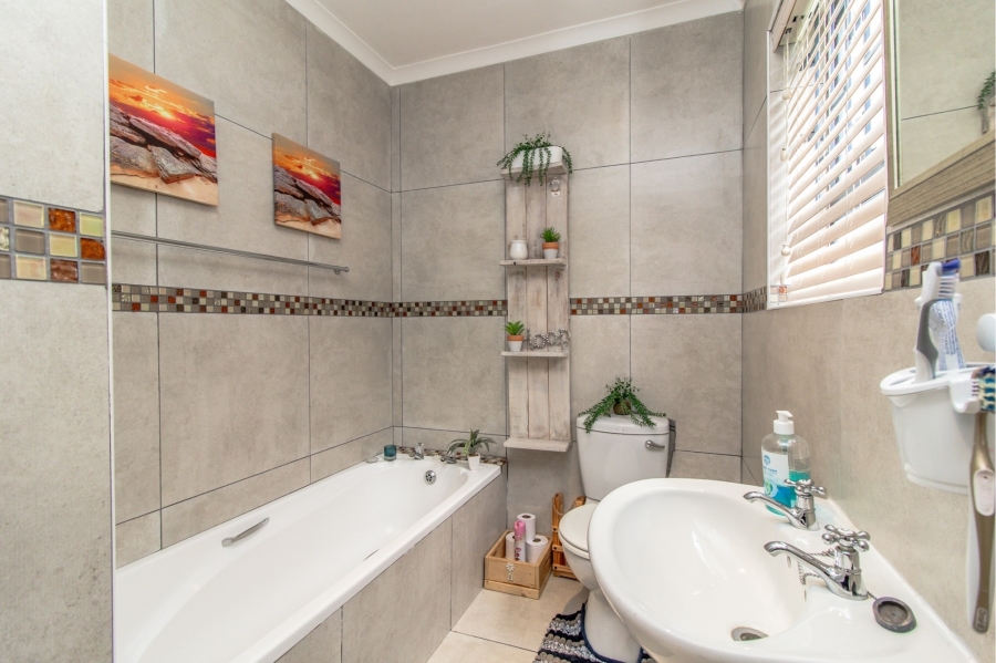 3 Bedroom Property for Sale in Franskraal Western Cape